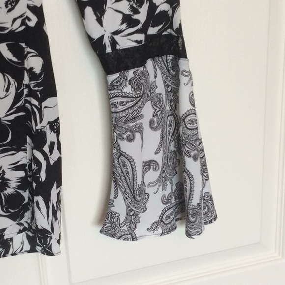 NEW flowery blouse with bell sleeves - Picture 2 of 3